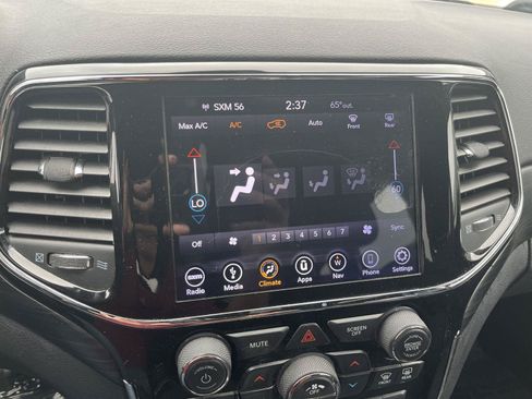 Used 2019 Jeep Grand Cherokee Laredo w/ 18" Wheel & 8.4" Radio Group AWD/4WD image 22