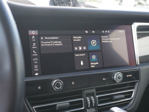 Certified 2024 Porsche Macan AWD/4WD image 23