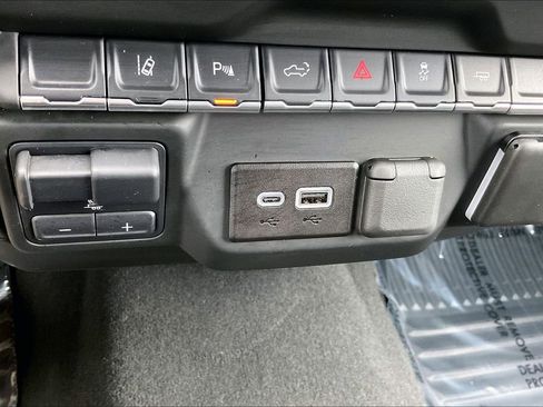 Used 2025 Chevrolet Silverado 2500 Custom w/ Custom Value Package image 31