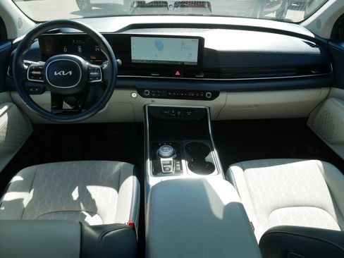 Certified 2025 Kia Carnival EX FWD image 10