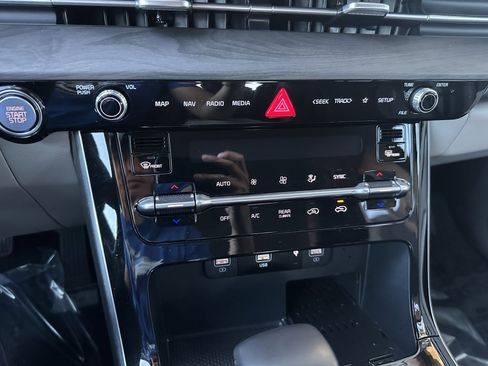 Used 2024 Kia Carnival EX image 26