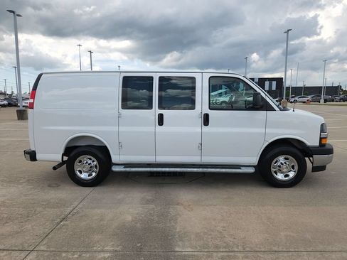 Used 2025 Chevrolet Express 2500 w/ Driver Convenience Package RWD image 4