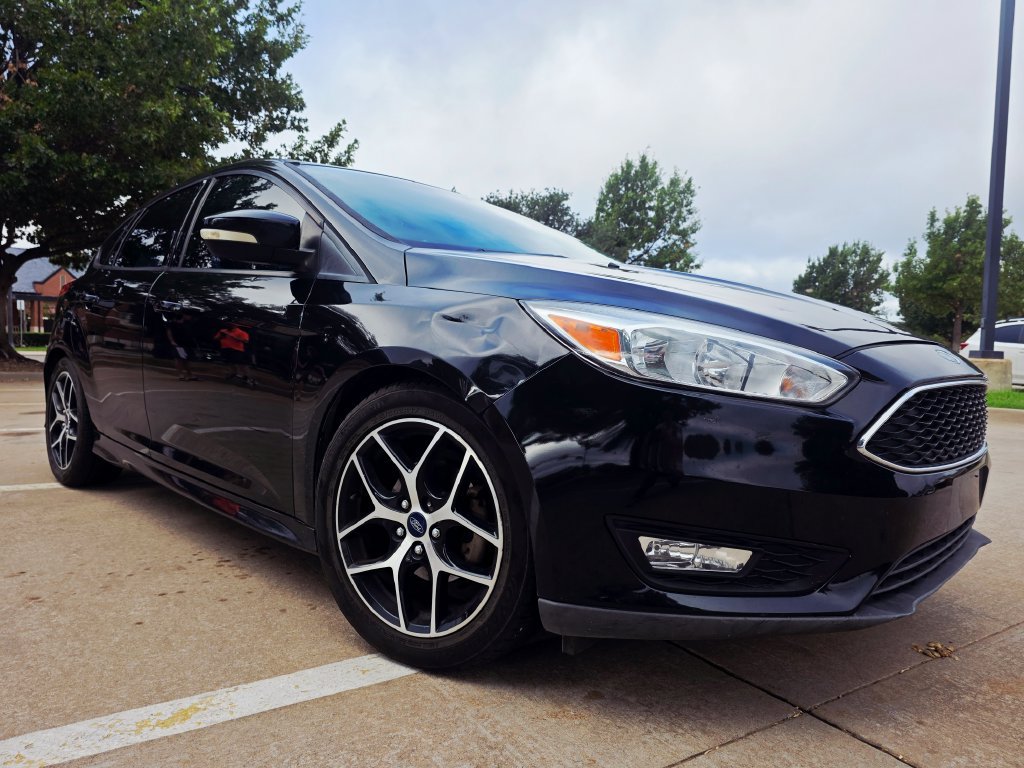 Used 2015 Ford Focus SE w/ SE Sport Package FWD image 2