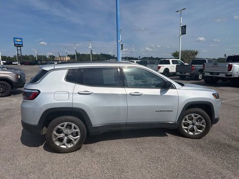 Used 2025 Jeep Compass Latitude AWD/4WD image 4