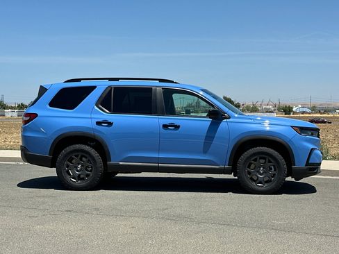 New 2025 Honda Pilot TrailSport image 3