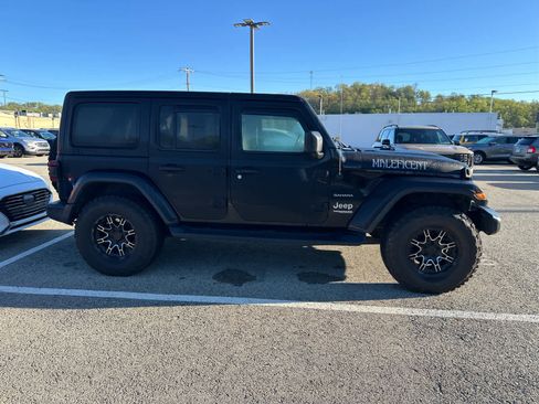 Used 2018 Jeep Wrangler Unlimited Sahara AWD/4WD image 3
