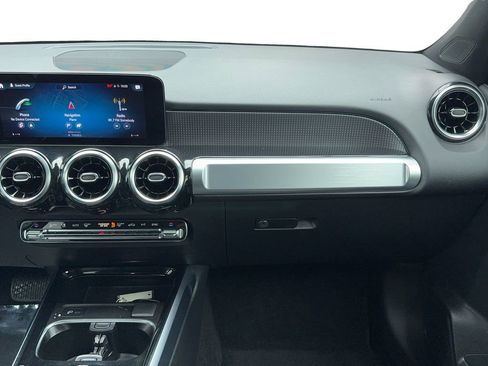 Used 2023 Mercedes-Benz GLB 250 4MATIC w/ Premium Package image 19