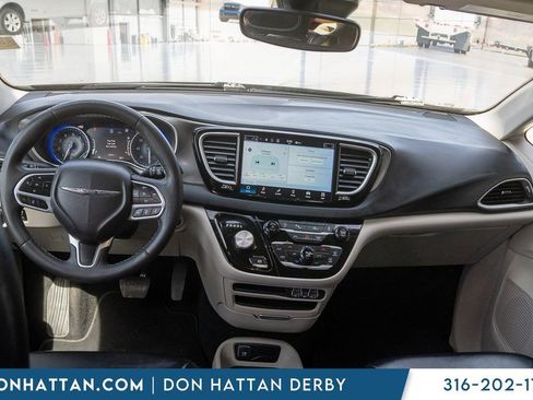Used 2023 Chrysler Pacifica Touring-L FWD image 4