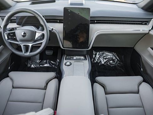 New 2025 Volvo EX90 Ultra w/ Protection Package Premier image 17