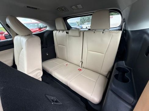 Used 2024 Toyota Highlander XLE AWD/4WD image 16
