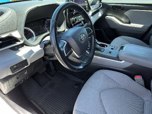 Used 2023 Toyota Highlander LE AWD/4WD image 10