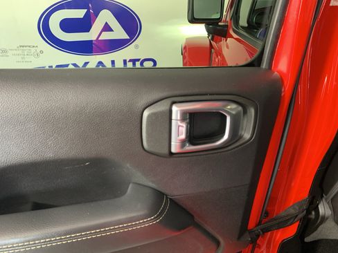 Used 2022 Jeep Wrangler Unlimited Sahara AWD/4WD image 31