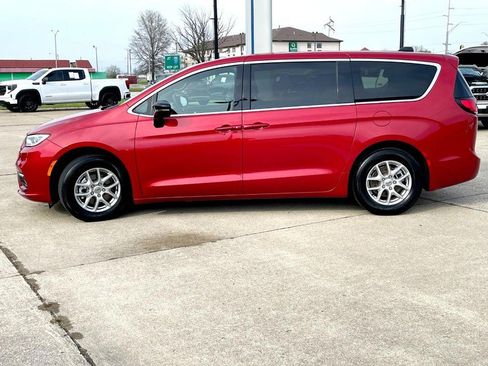 Used 2025 Chrysler Pacifica Select image 6