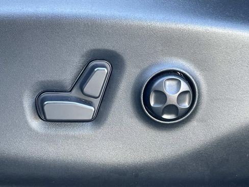 Used 2025 Chrysler Pacifica Select image 7