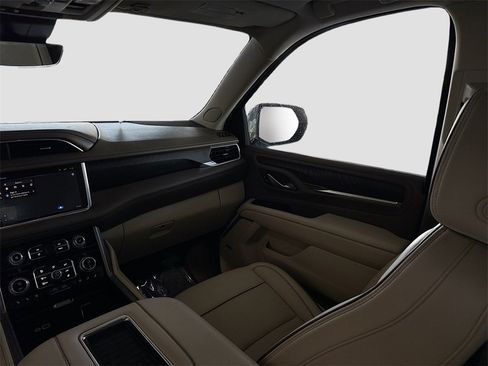 Used 2024 GMC Yukon XL Denali w/ Advanced Technology Package image 25