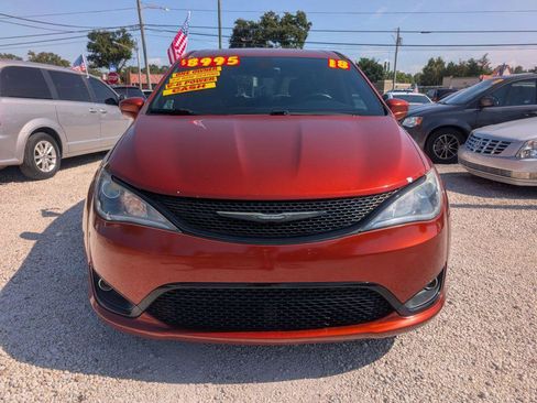 Used 2018 Chrysler Pacifica Touring Plus w/ S Appearance Package FWD image 2