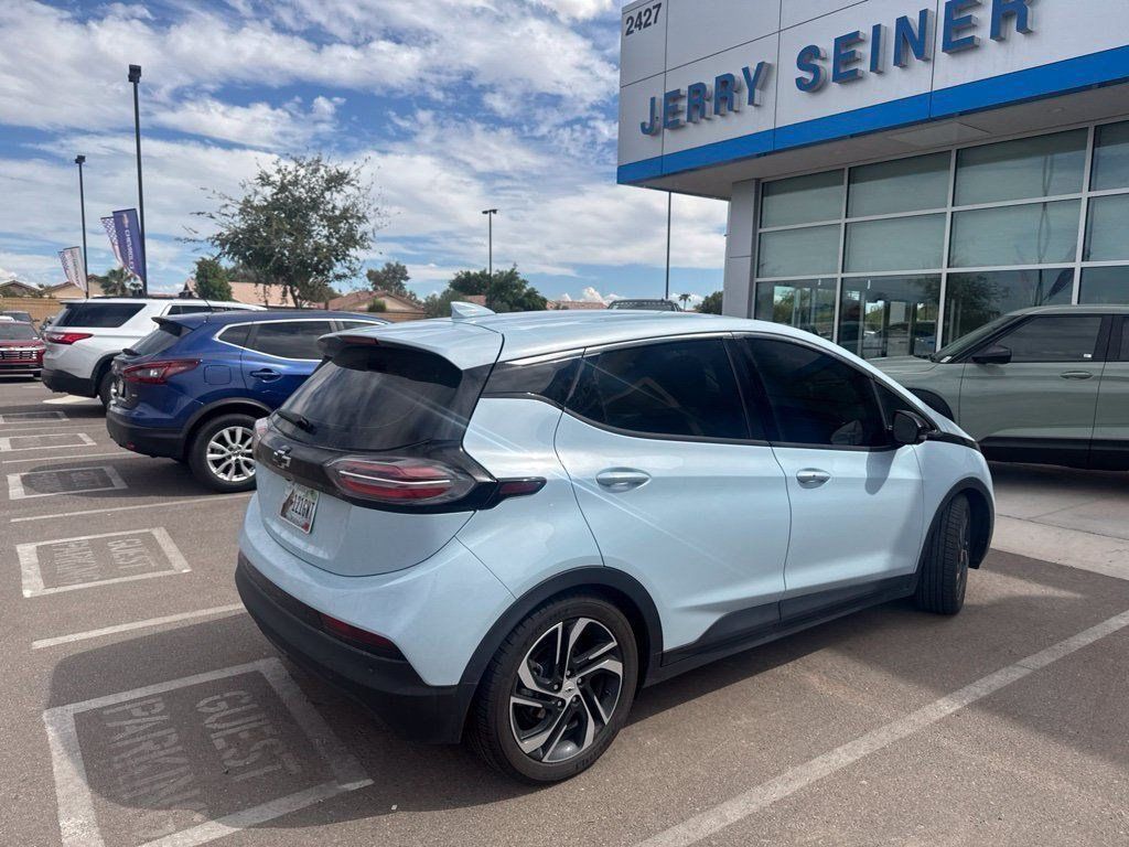 Used 2023 Chevrolet Bolt LT w/ Infotainment Package FWD image 5