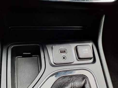 Used 2019 Jeep Cherokee Limited FWD image 10