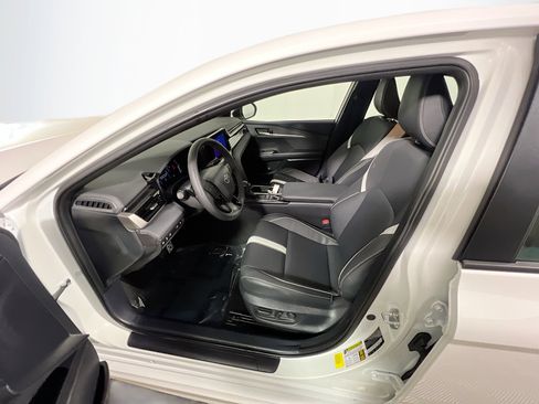 Used 2025 Toyota Camry SE w/ Convenience Package image 15