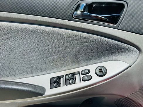 Used 2013 Hyundai Accent SE FWD image 9