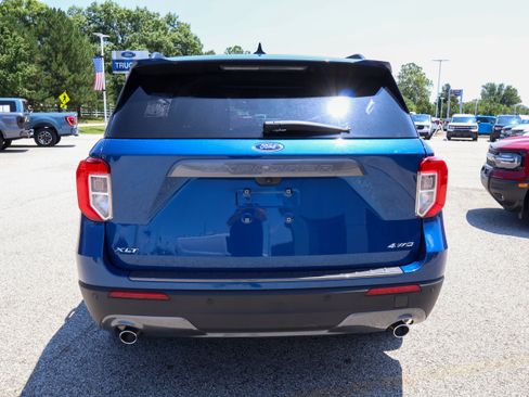 Used 2023 Ford Explorer XLT w/ Equipment Group 202A AWD/4WD image 4