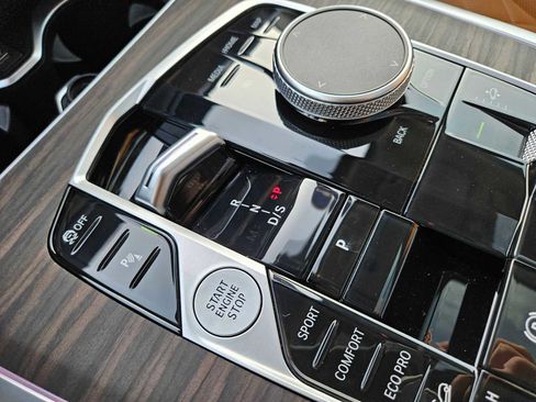 Used 2023 BMW X7 xDrive40i w/ Parking Assistance Package image 30