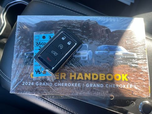 Used 2024 Jeep Grand Cherokee L Laredo w/ Luxury Tech Group I image 10