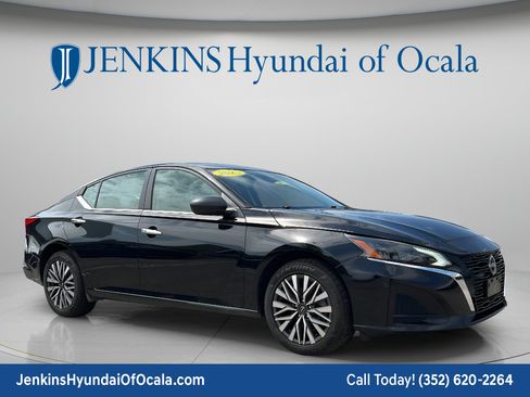 Used 2025 Nissan Altima 2.5 SV AWD/4WD image 1