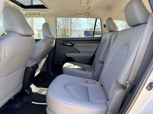 Used 2023 Toyota Highlander XLE image 16