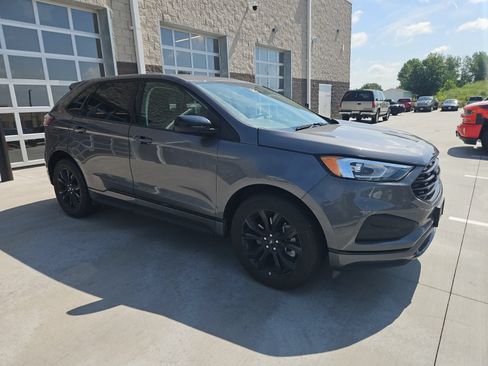 Used 2024 Ford Edge SE w/ Black Appearance Package AWD/4WD image 3