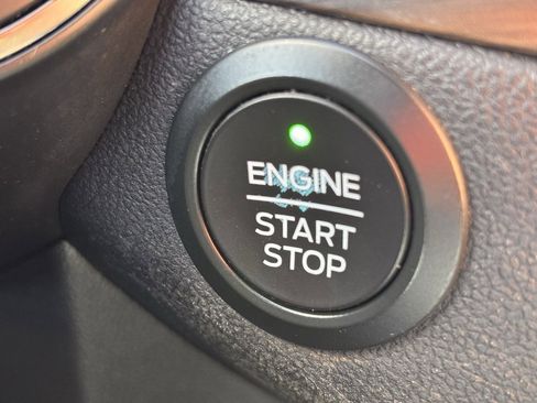 Used 2020 Ford Escape Titanium image 5