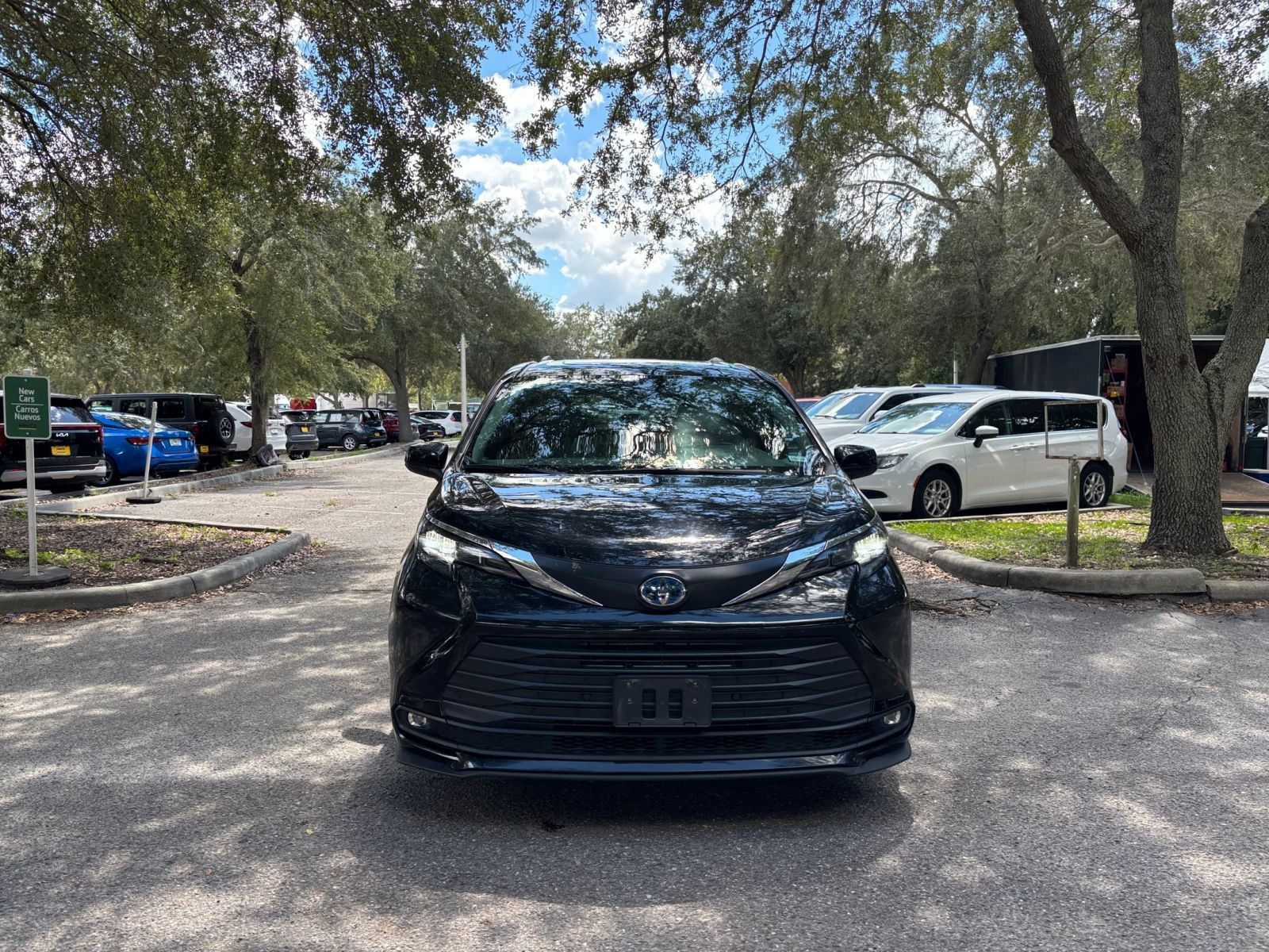 Used 2025 Toyota Sienna XLE FWD image 2