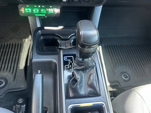 Used 2018 Toyota Tacoma TRD Off-Road w/ Technology Package AWD/4WD image 27