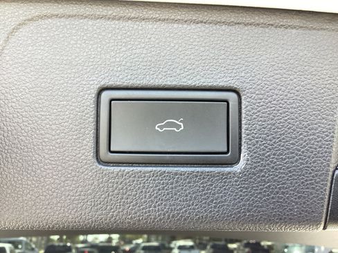 Used 2023 Volkswagen Atlas SEL Premium image 17