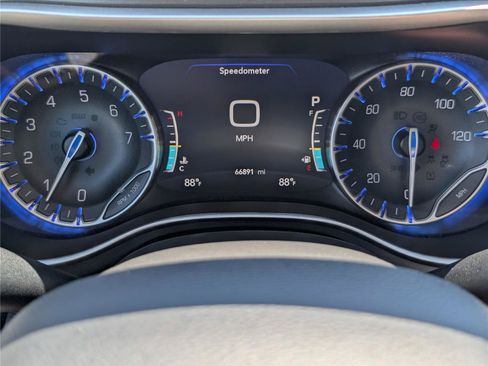 Used 2023 Chrysler Pacifica Touring-L FWD image 31