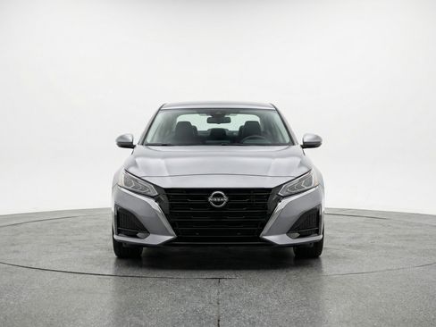 Used 2025 Nissan Altima 2.5 SV image 2