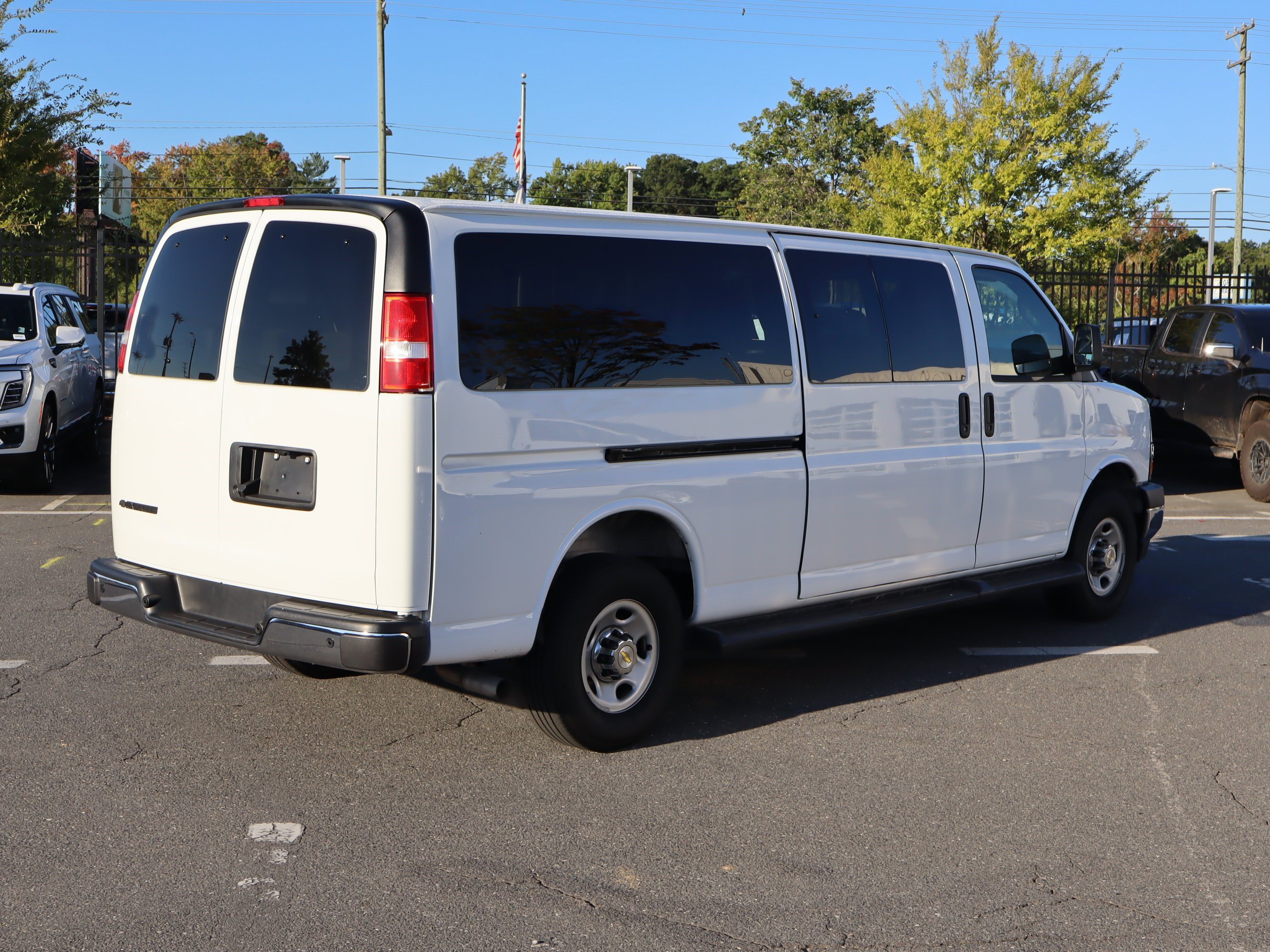 Used 2025 Chevrolet Express 3500 LT w/ LT Preferred Equipment Group RWD image 10