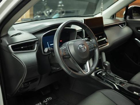 Used 2023 Toyota Corolla Cross XLE w/ Convenience Package FWD image 10