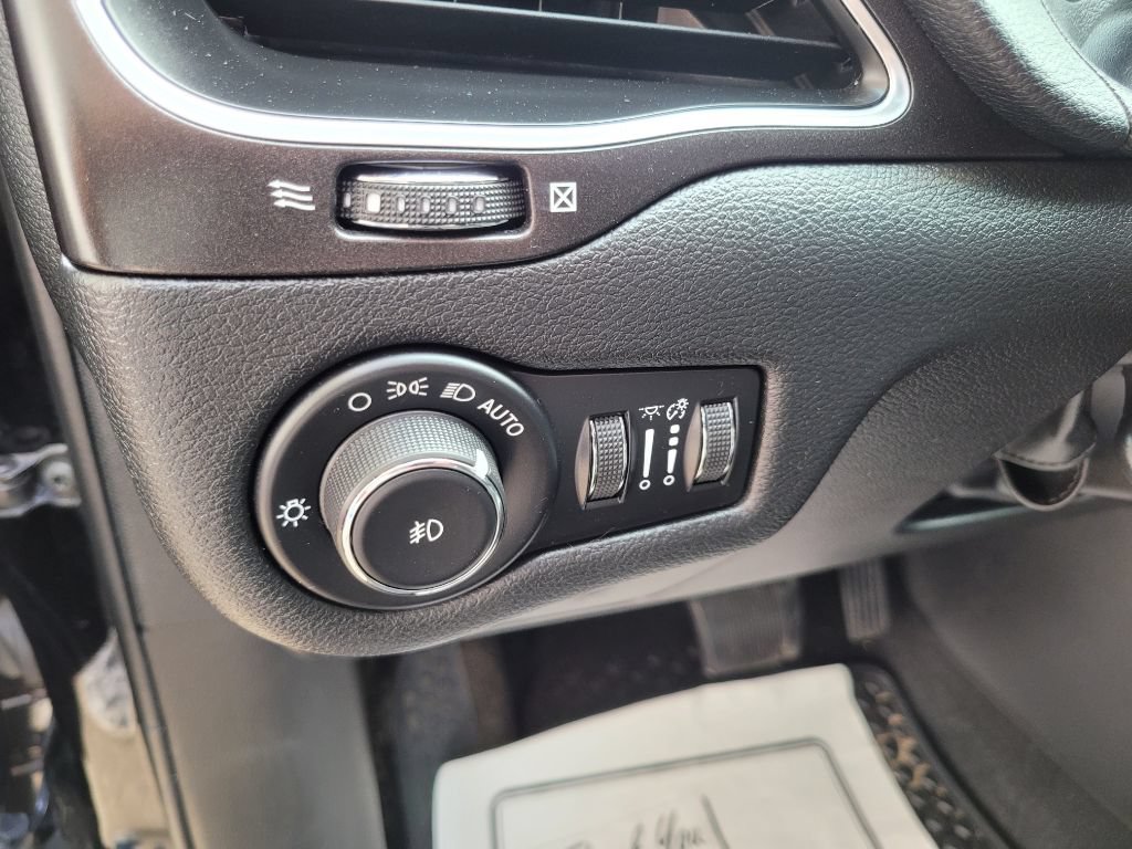 Used 2020 Jeep Cherokee Trailhawk w/ Cold Weather Group AWD/4WD image 23