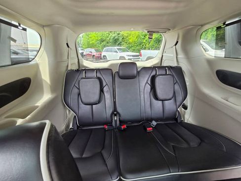 Used 2024 Chrysler Pacifica Limited FWD image 30