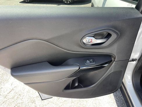 Used 2020 Jeep Cherokee Latitude Plus image 31