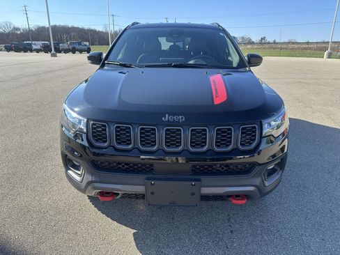 Used 2025 Jeep Compass Trailhawk image 12