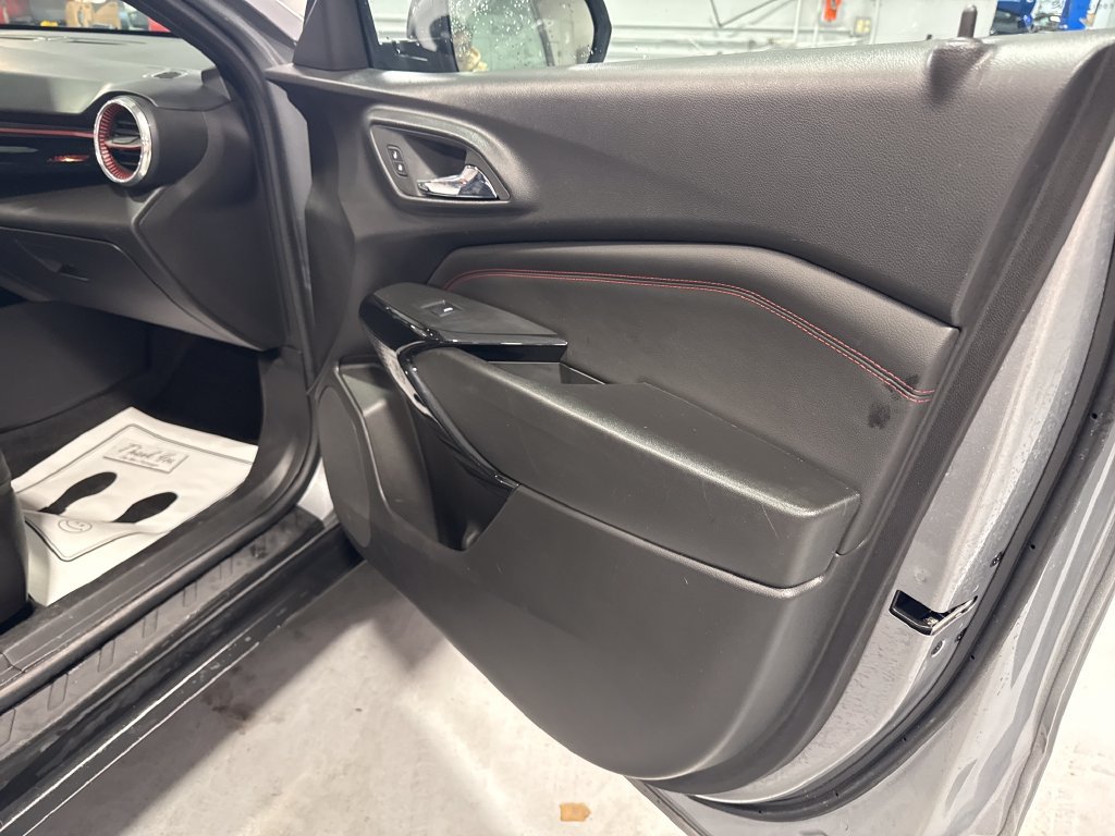 Used 2025 Chevrolet Trax RS w/ Sunroof Package FWD image 38