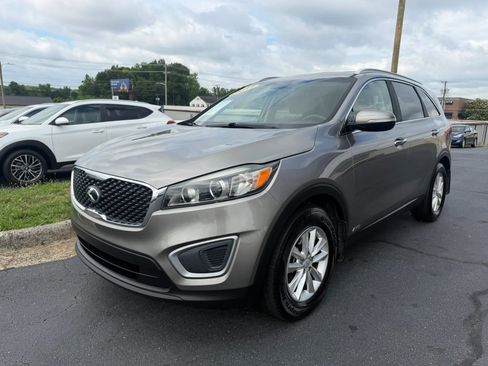 Used 2017 Kia Sorento AWD image 3
