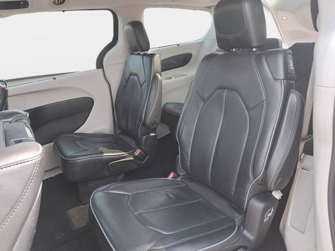 Used 2018 Chrysler Pacifica Limited w/ Advanced Safetytec Group FWD image 16