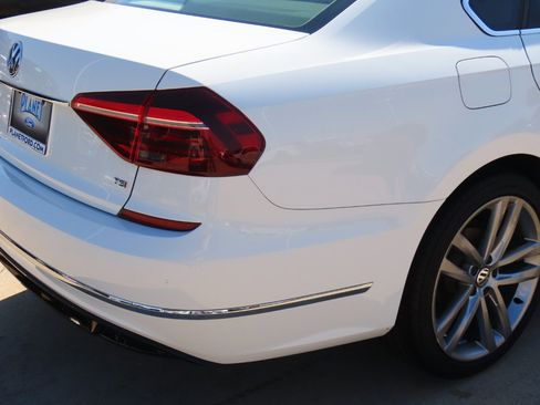 Used 2017 Volkswagen Passat 1.8T R-Line w/ R-Line Lighting Package image 12