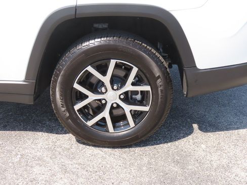 Used 2024 Jeep Grand Cherokee L Limited RWD image 16