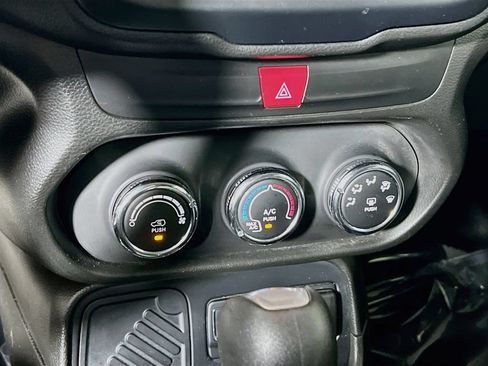 Used 2017 Jeep Renegade Latitude FWD image 14