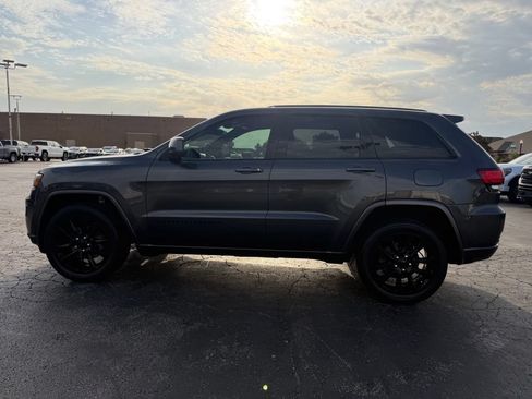 Used 2019 Jeep Grand Cherokee Altitude AWD/4WD image 12