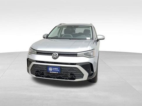 Certified 2025 Volkswagen Taos SE image 9